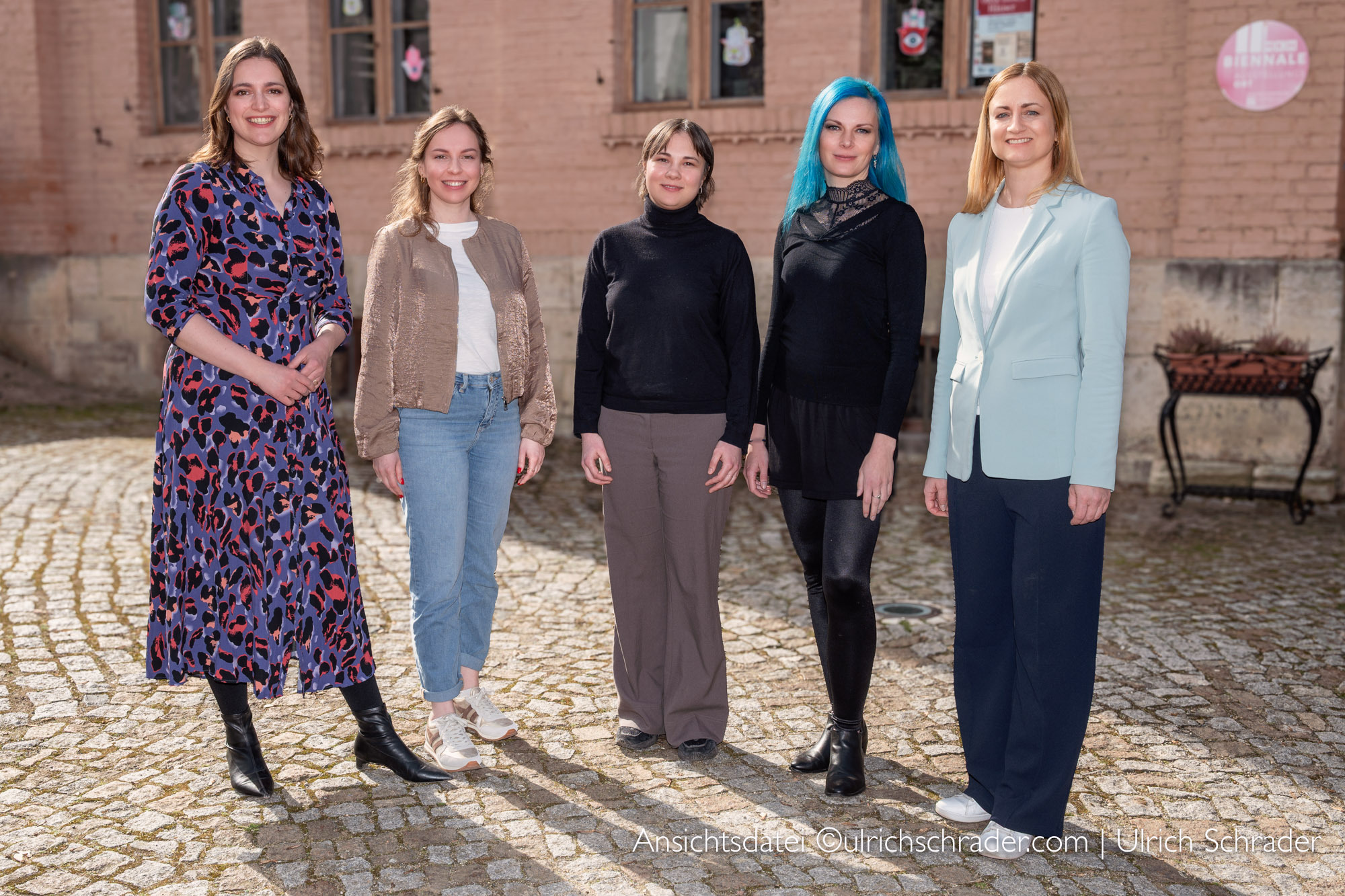 Im Hof der Moses Mendelssohn Akademie Halberstadt stehen Anne Sarah Matviyets (Chefkuratorin), Eva Thiele (Projektkoordinatorin), Anne Paschen und Marie Luise Wallroth (Provenienzforscherinnen) und Dr. Annette Müller-Spreitz (Koordinierungsstelle Provenienzforschung am Museumsverband Sachsen-Anhalt), die alle zum Gelingen des Projektes beitragen.