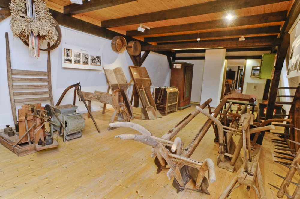 In einem weiteren Ausstellungsraum stehen weitere Geräte der Landwirtschaft.
