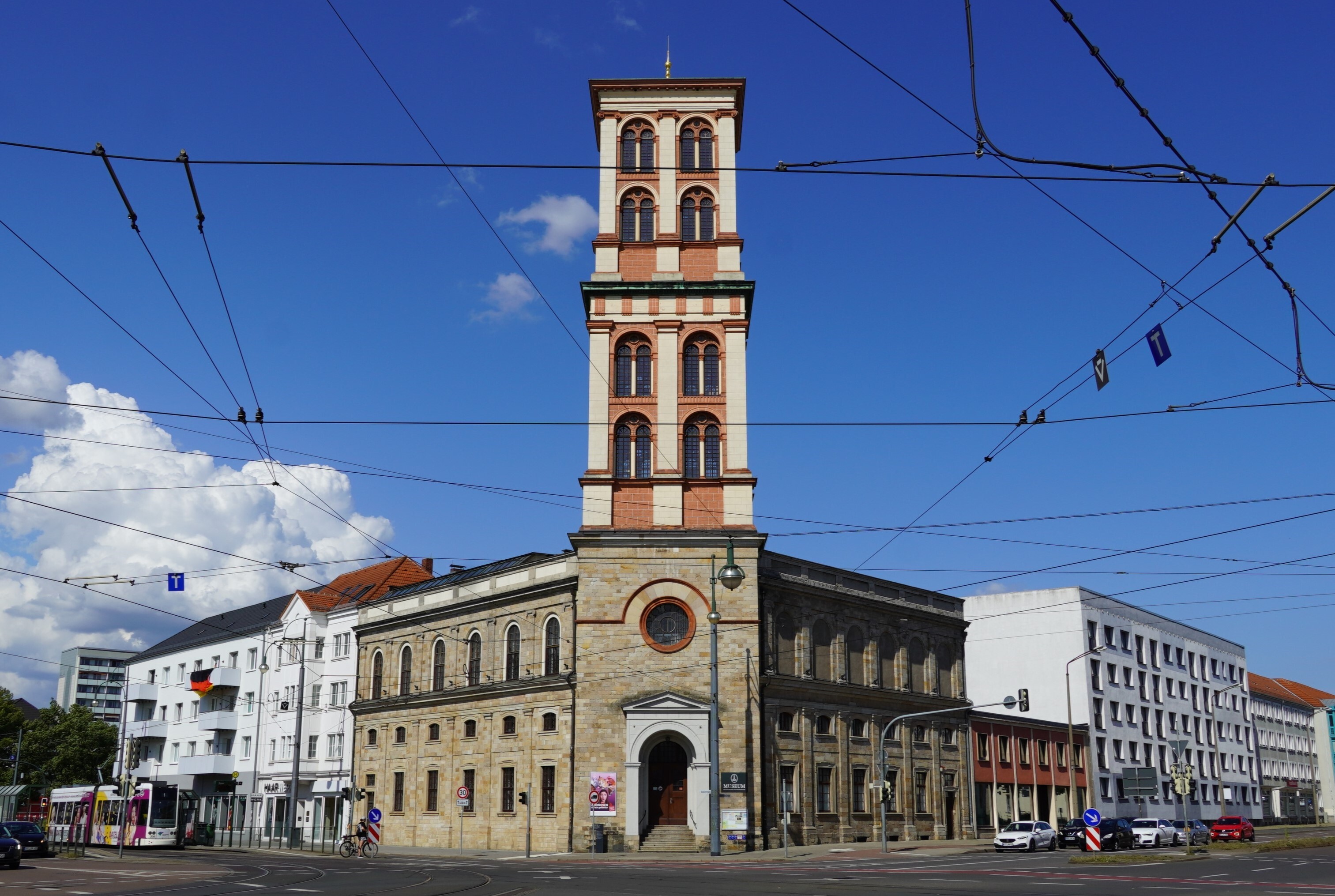 Das Museum für Naturkunde und Vorgeschichte im ehemaligen Leopolddankstift. Das Museum an einer Straßenecke mit einem hohen Turm in der Mitte.