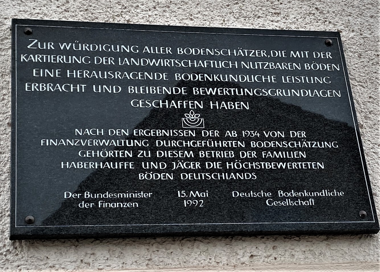 Auf einer schwarzen Gedenktafel ist folgendes zu lesen: "Zur Würdigung aller Bodenschätze, die mit der Kartierung der landwirtschaftlich nutzbaren Böden eine herausragende bodenkundliche Leistung erbracht und bleibende Bewertungsgrundlagen geschaffen haben"
Nach den Ergebnissen der ab 1934 von der Finanzverwaltung durchgeführten Bodenschätzung gehörten zu diesem Betrieb der Familien Haberhauffe und Jäger die höchstbewerteten Böden Deutschlands.