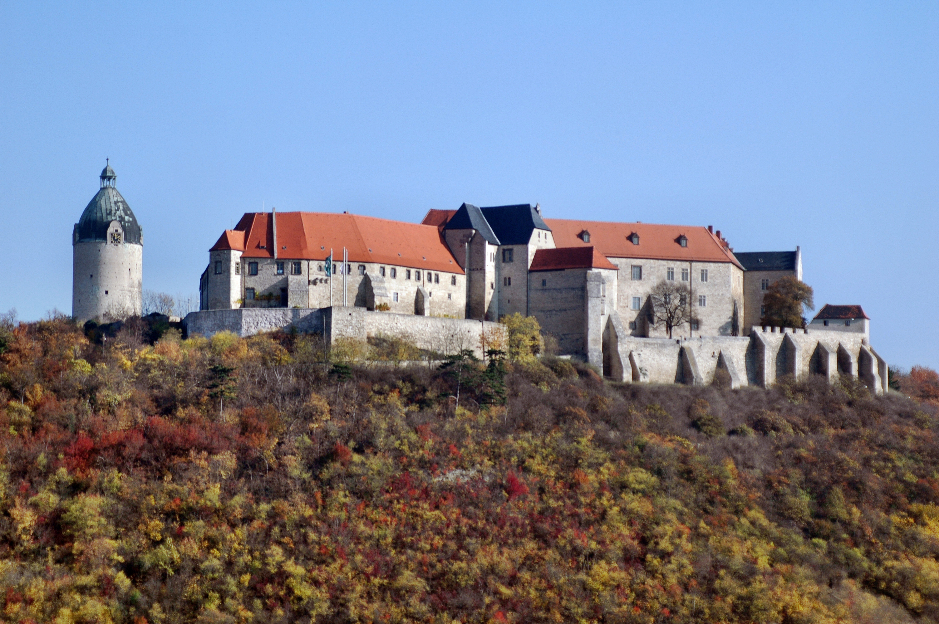Gesamtansicht Schloss Neuenburg. Auf der linken Seite ist der Bergfried neben der Schlossanlage zu sehen.