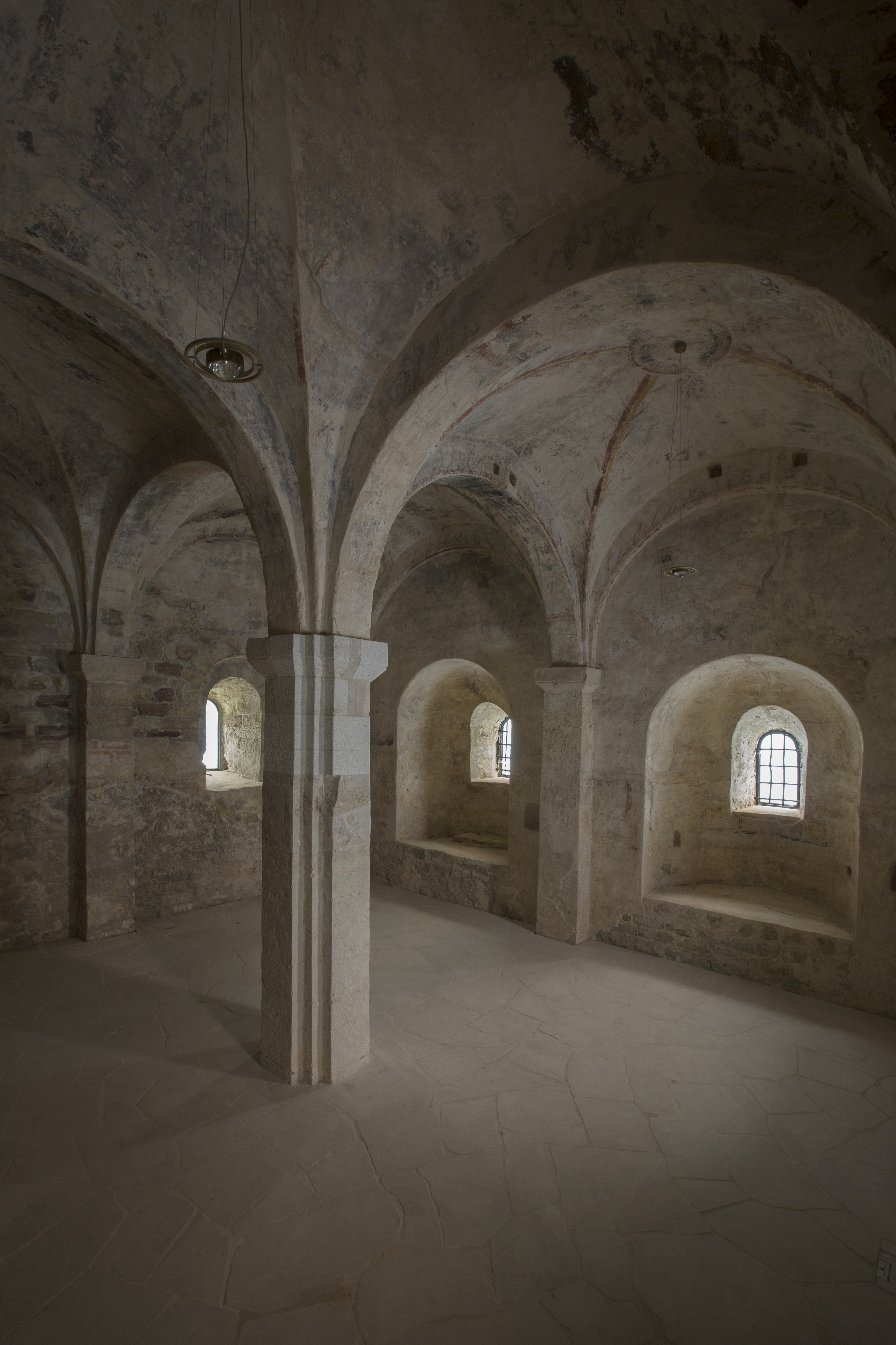Die Krypta besitzt ein Kreuzgratgewölbe, das von einer Säule in der Mitte gestützt wird. Drei kleine Fenster in Nischen erhellen den Raum.