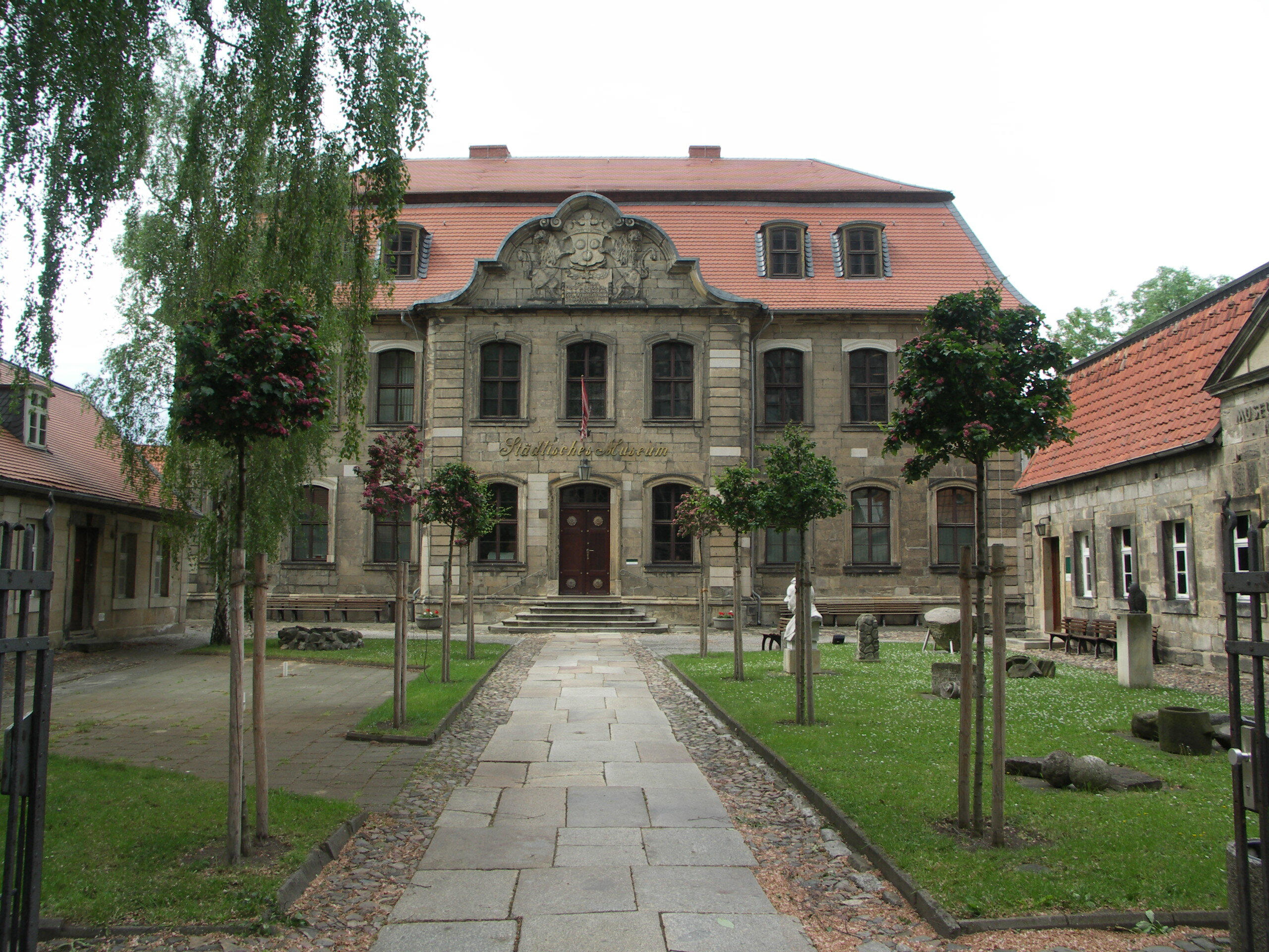 Das heutige Museum ist seit seiner Gründung 1905 in der ehemaligen Spiegelschen Kurie untergebracht. Spiegel, im 18. Jahrhundert Domdechant und Mäzen, prägte in besonderem Maße das städtische Leben mit.
Ein Steinweg führt zwischen jungen Bäumen auf den Eingang des Museumsgebäudes zu. Ein geschwungener Giebel mit einem großen Wappen in der Mitte befindet sich über der Tür des Mittelrisaliten. Das Museum ist umgeben von zwei weiteren Gebäudekomplexen.