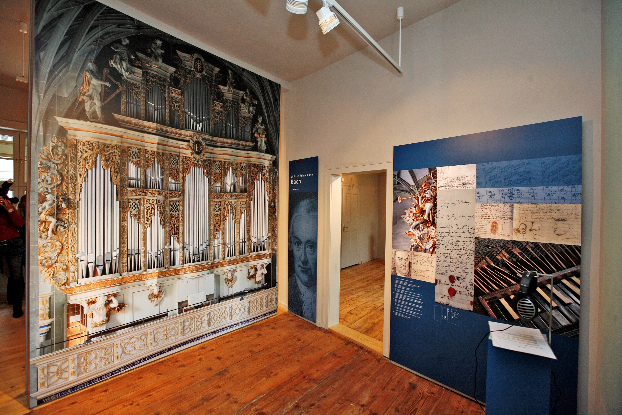 In der Ausstellung wird die Abbildung einer Orgel gezeigt. Neben dem Zutritt befindet sich eine Hörstation mit einer Tafel, auf der Notenpapiere abgebildet wurden sowie ein Porträt von Bach abgebildet wurden.