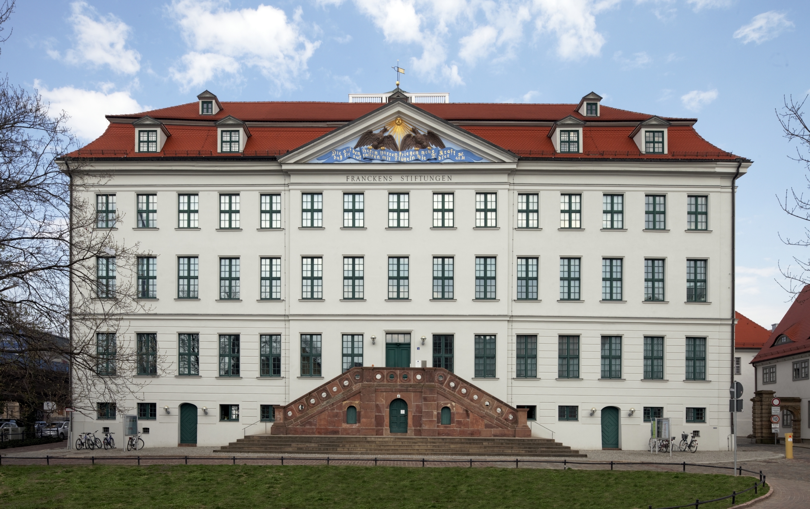 Die Fassade des ehemaligen Waisenhauses der Franckeschen Stiftungen besitzt eine Freitreppe vor dem Eingang und ist in drei Geschosse mit einem Sockelgeschoss gegliedert. Ein Mansarddach mit einem adaptierten Tympanon bildet den oberen Abschluss des Hauses.