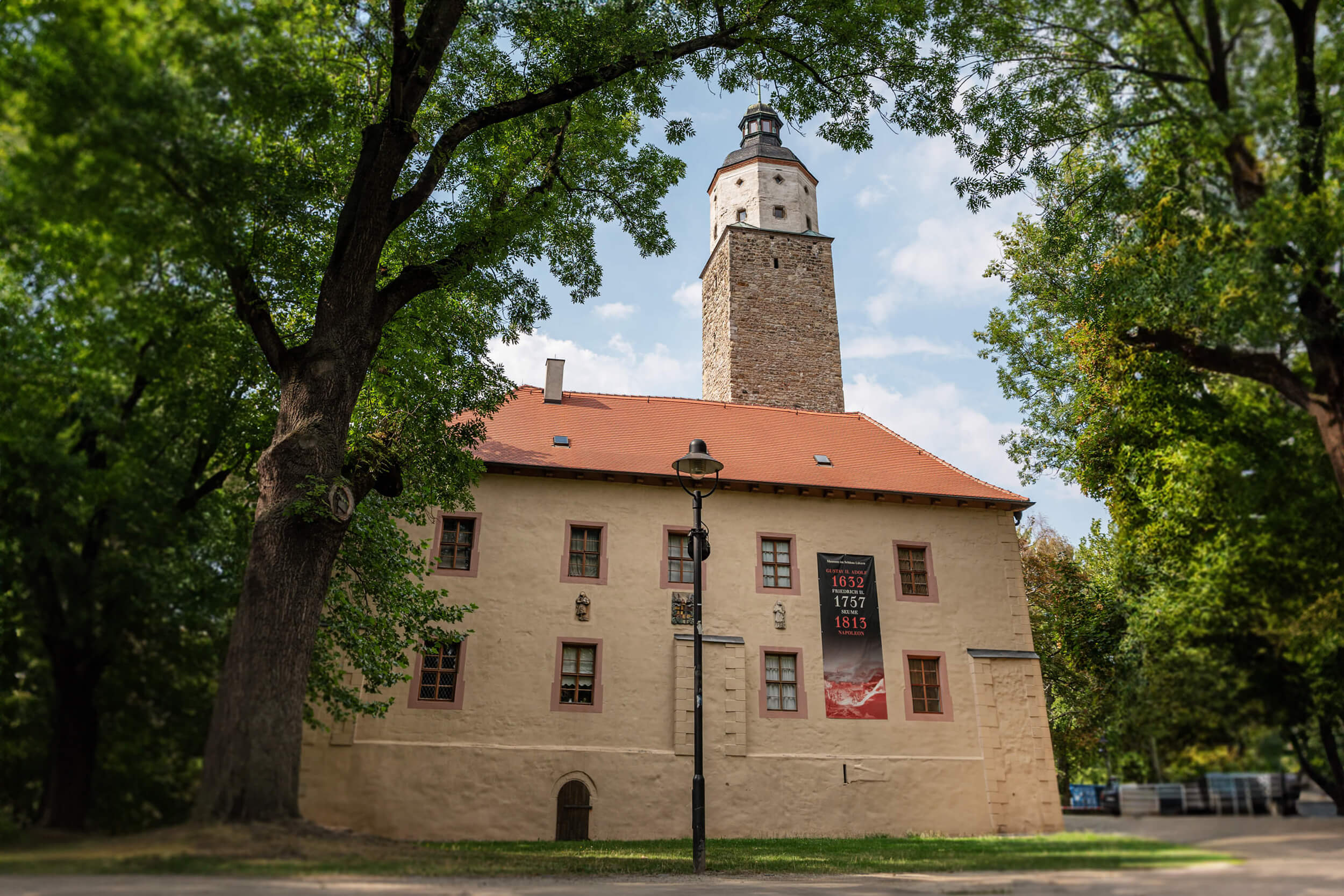 Das Schloss Lützen im idyllischen Park im Zentrum der Stadt. Heute beherbergt es ein Museum mit den Schwerpunkten Dreißigjähriger Krieg und napoleonische Befreiungskriege.