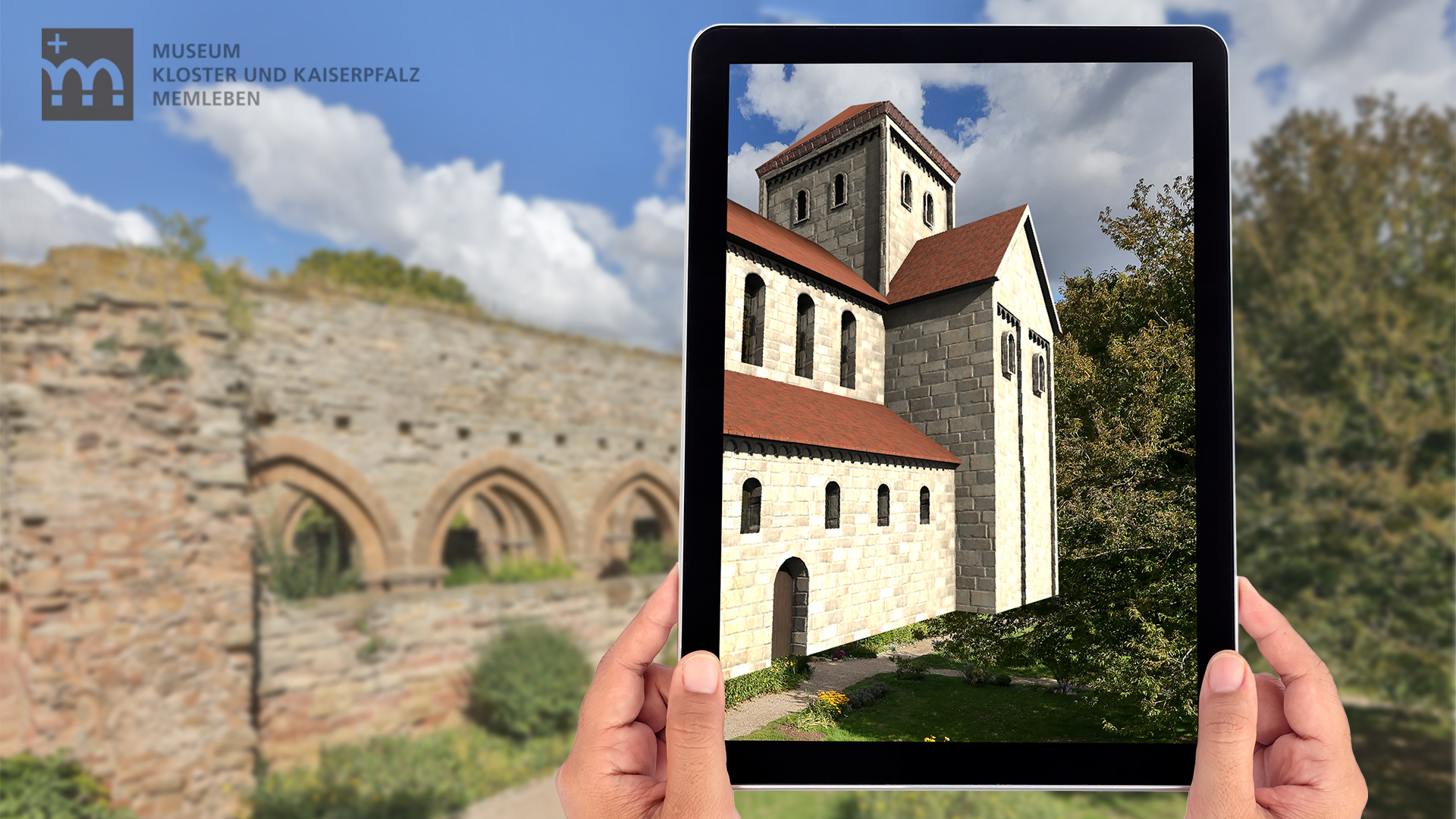 Des Kaisers Herz. Ein Tablet wird vor die Klosterkirche gehalten und zeigt modellhaft eine Rekonstruktion des Gebäudes.