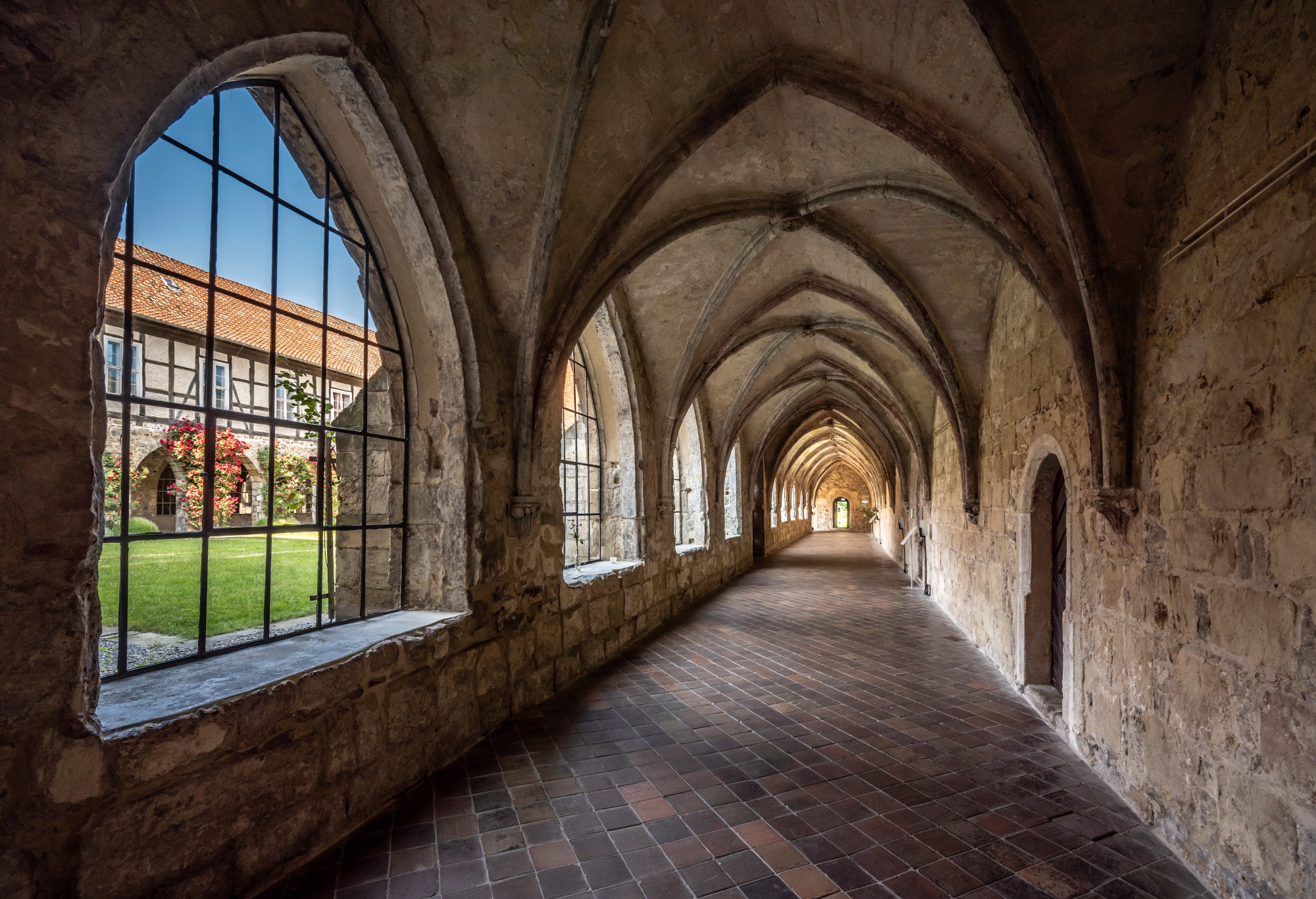 Gotischer Kreuzgang des ehemaligen Zisterzienserklosters, jetzt ein Fenster in die Vergangenheit und Bühne für kulturelle Begegnungen im Kloster Michaelstein.