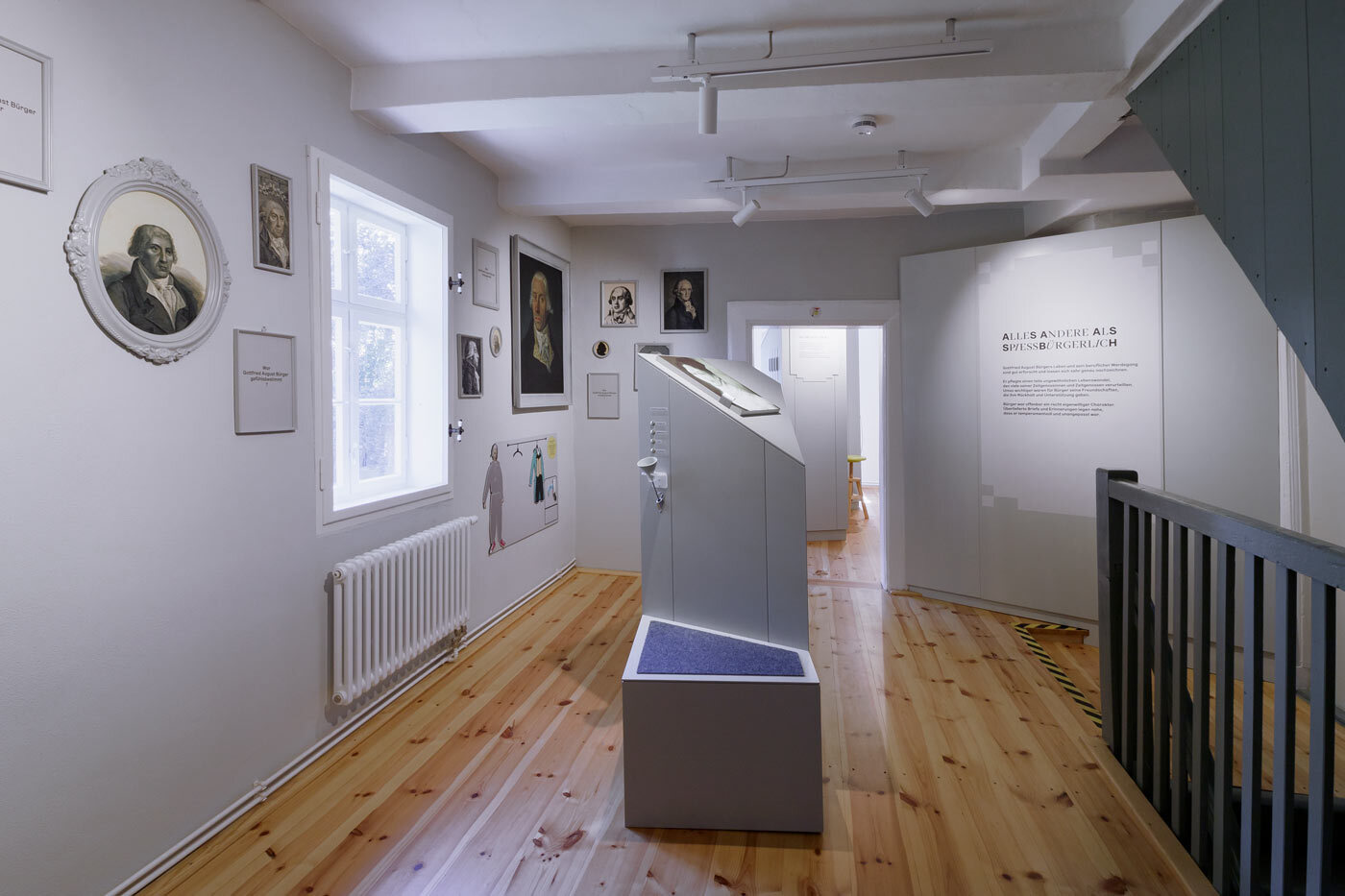 In einem hellen Ausstellungsraum wird die Kindheit des Dichters anhand von Gemälden und Texttafeln an den Wänden thematisiert. In der Mitte des Raumes befindet sich ein weißes Pult, das interaktiv genutzt werden kann.