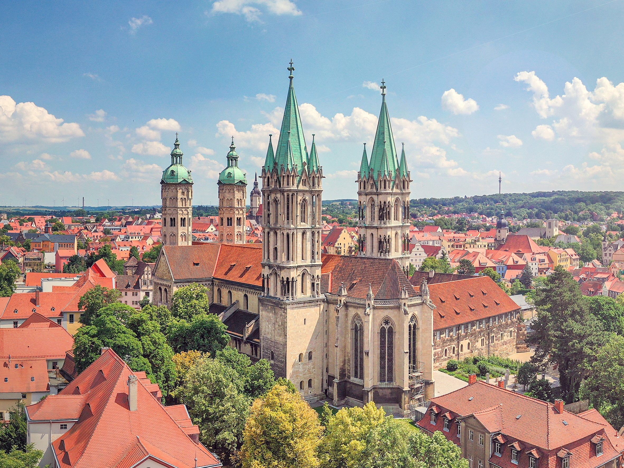 Der Naumburger Dom von Westen. Neben dem Dom ist der Kreuzgang und der Domgarten erkennbar.