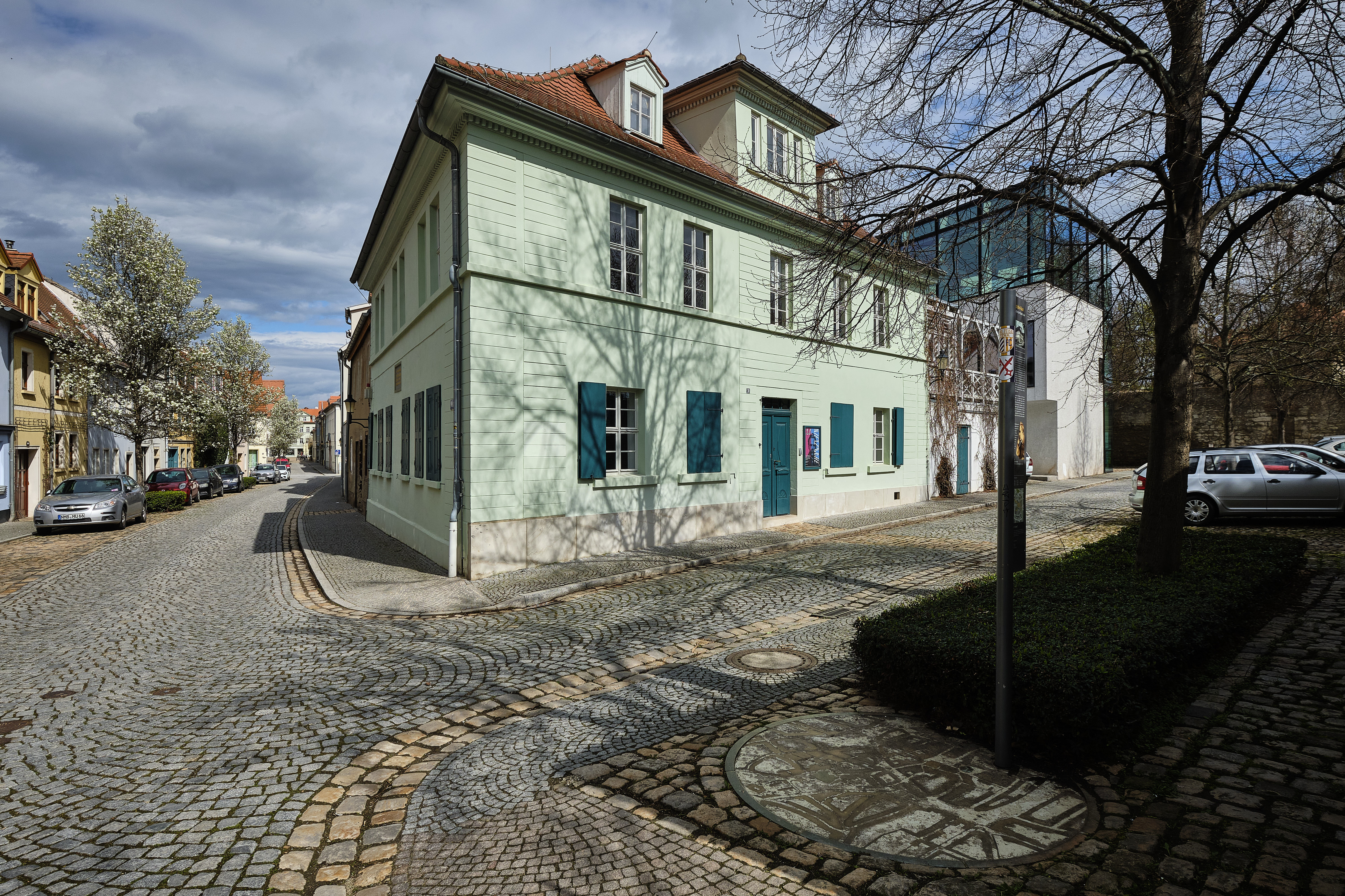 Außenansicht des Nietzsche-Hauses in Naumburg (Saale). Das Haus ist grün gestrichen und steht an einer Straßenkreuzung.