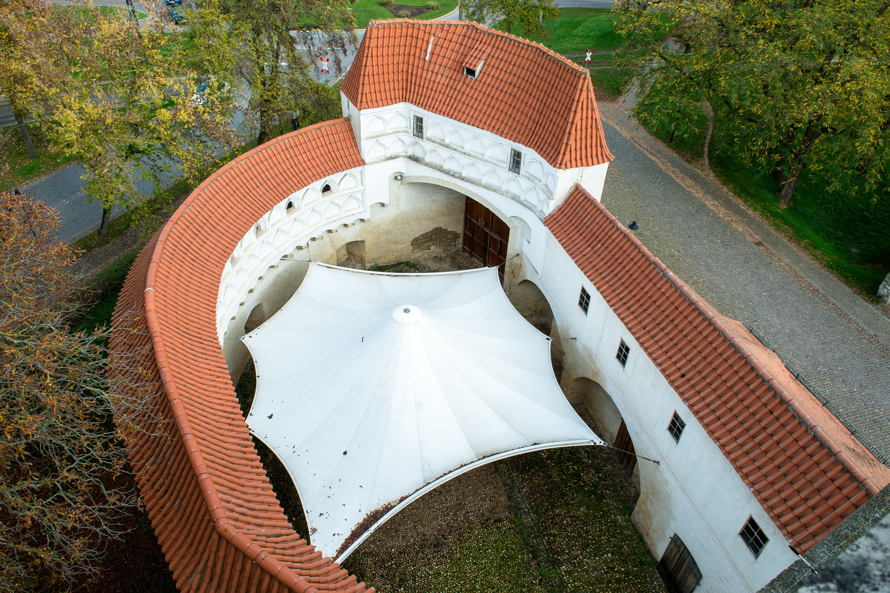 Blick von Oben auf die Barbakane.