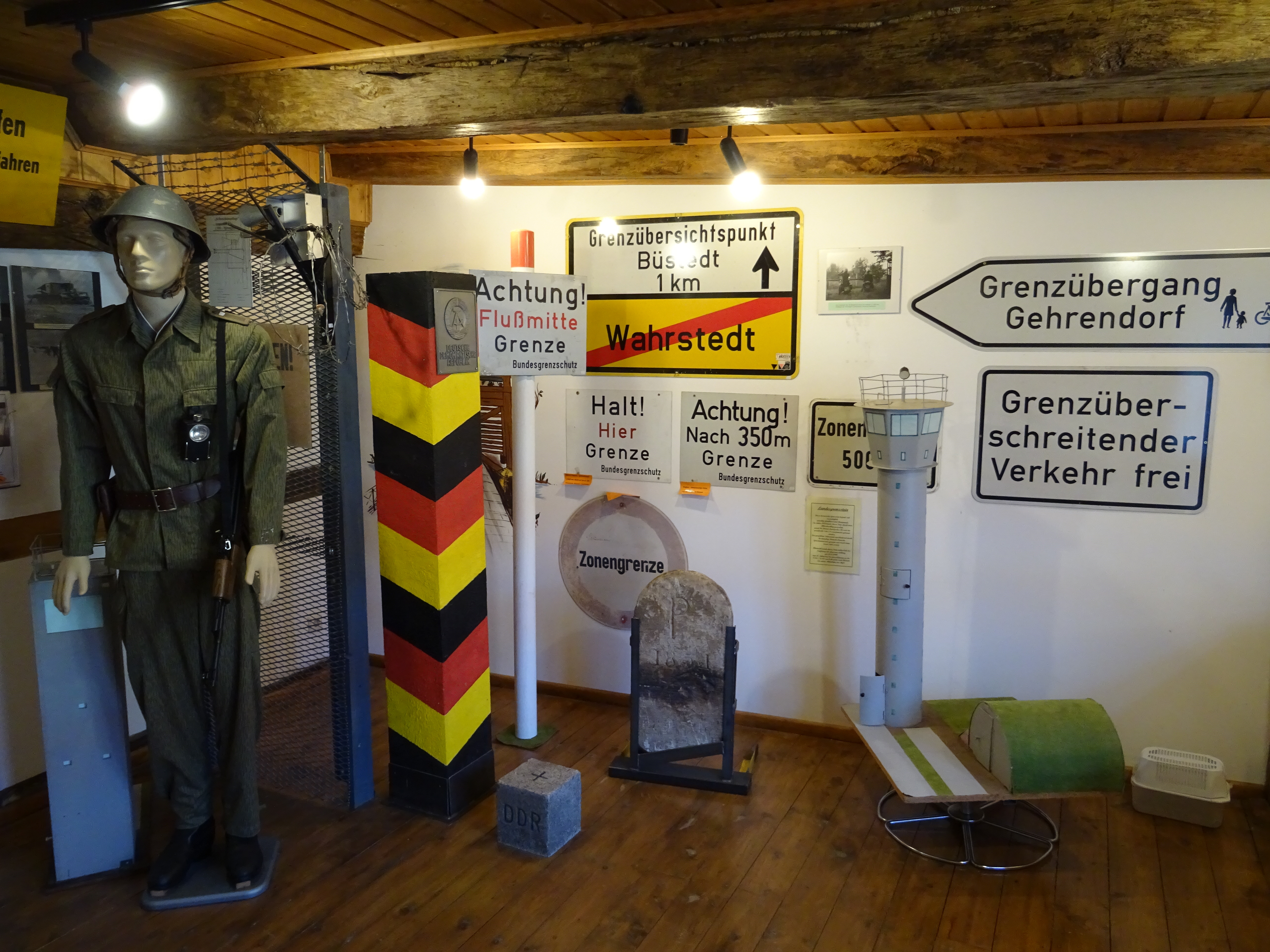 An der Wand des Ausstellungsraumes hängen verschiedene Schilder, die auf eine Grenzgegend oder die innerdeutsche Grenze hinweisen. Daneben befindet sich ein Grenzpfosten und das Modell eines Wachturmes. Die Bekleidung eines Soldaten wird ebenso ausgestellt.