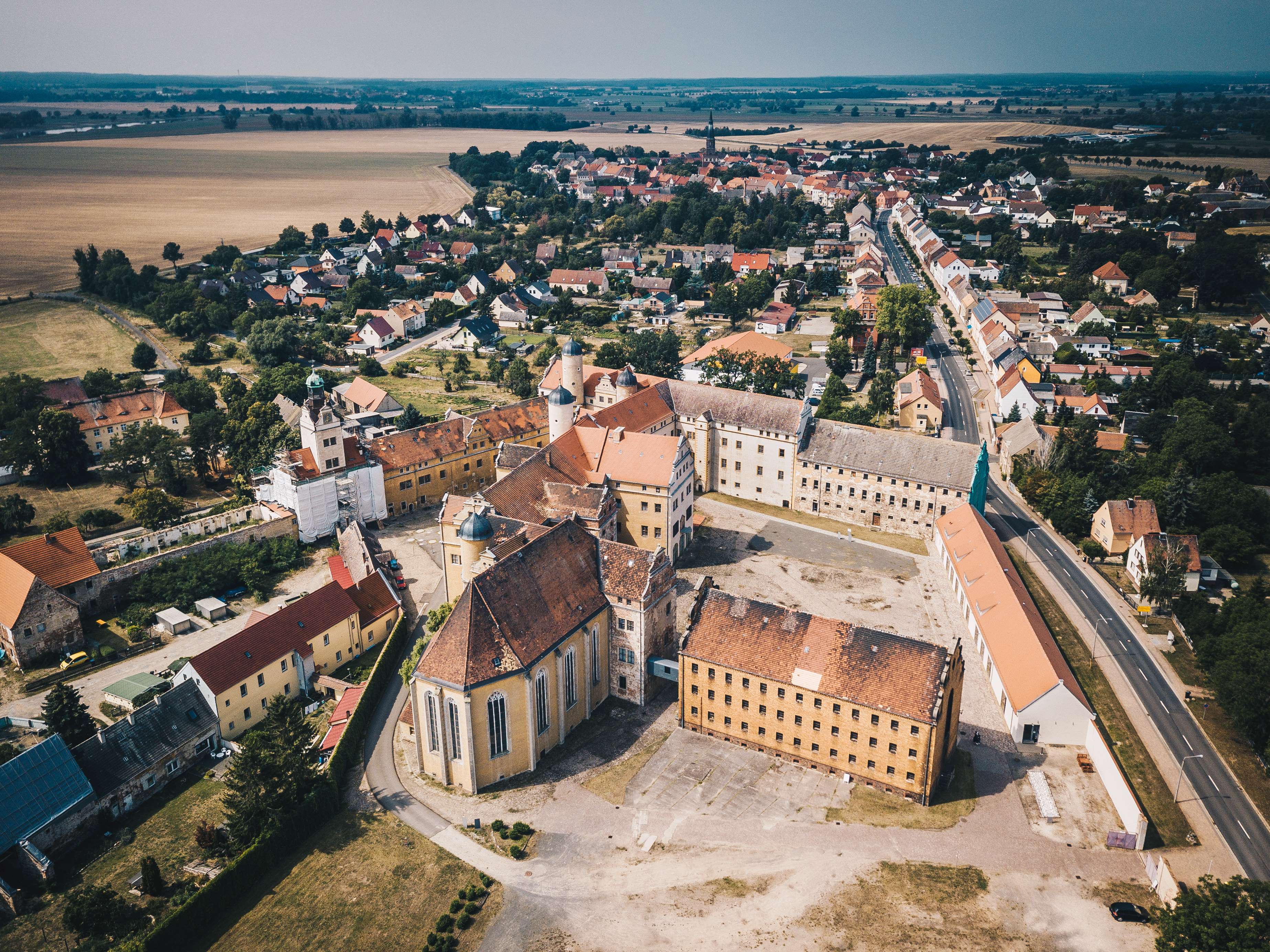Luftbild von der Gesamtanlage der Gedenkstätte und dem Ort Prettin.