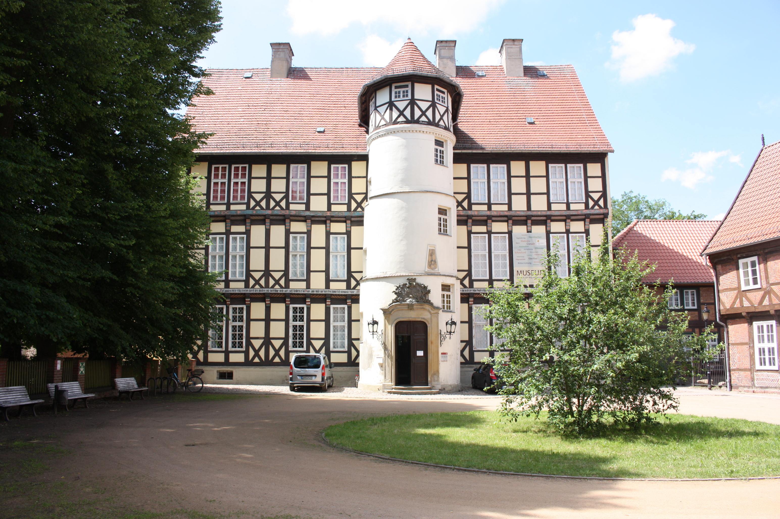 Das Propstei Museum von Außen: Ein hohes gelbes Fachwerkhaus mit einem weißen Turm als Eingang.