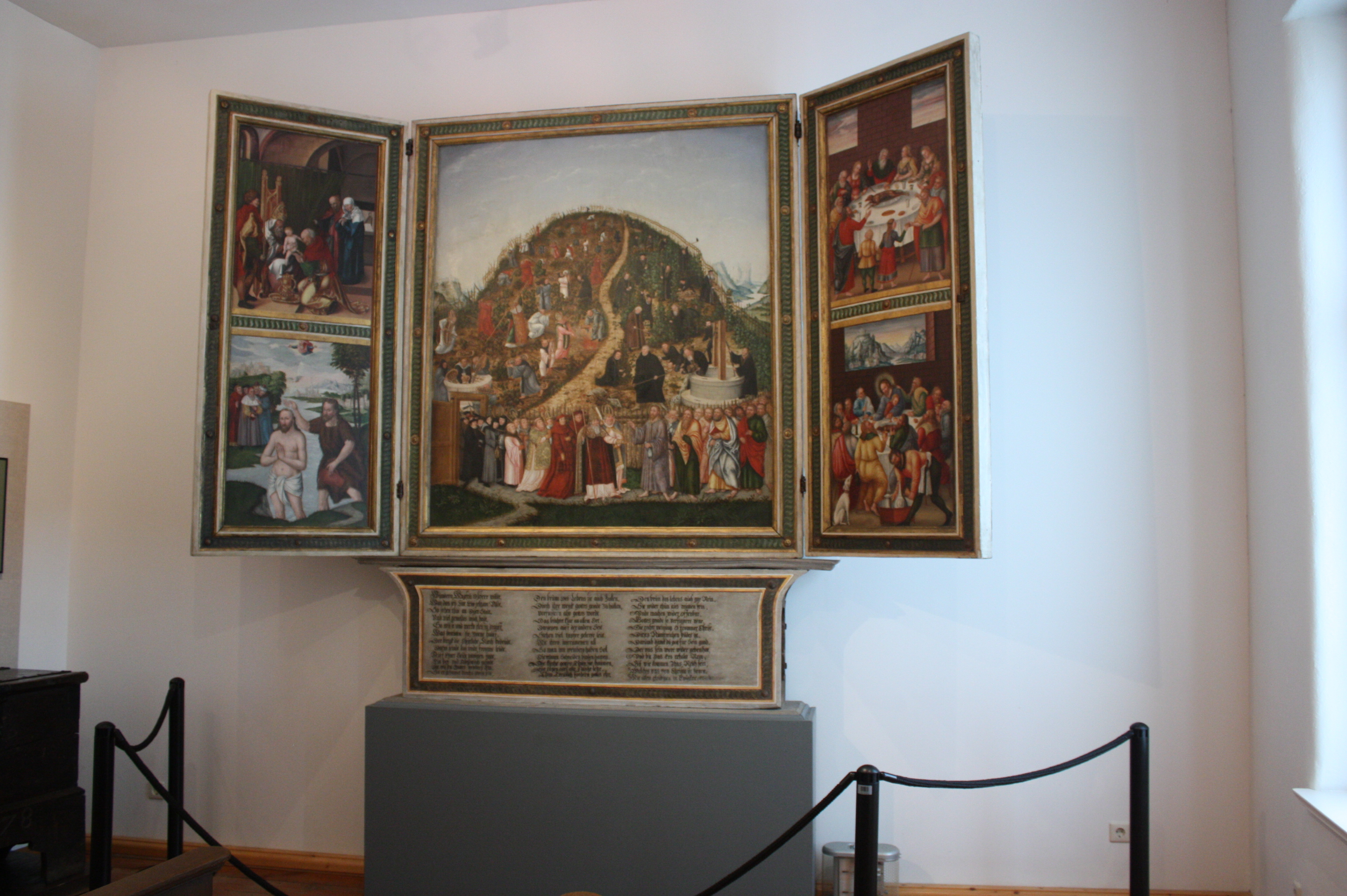 Weinbergaltar, Cranach d. J., 1582
Ein Altar mit jeweils einem Flügel an den Seiten auf einer Predella. Die Flügel zeigen jeweils zwei Szenen aus dem Leben Jesu. Auf der Mitteltafel befindet sich die Darstellung des "Weinberg des Herren" mit den zeitgenössischen Reformatoren (Luther, Melanchthon, Bugenhagen).