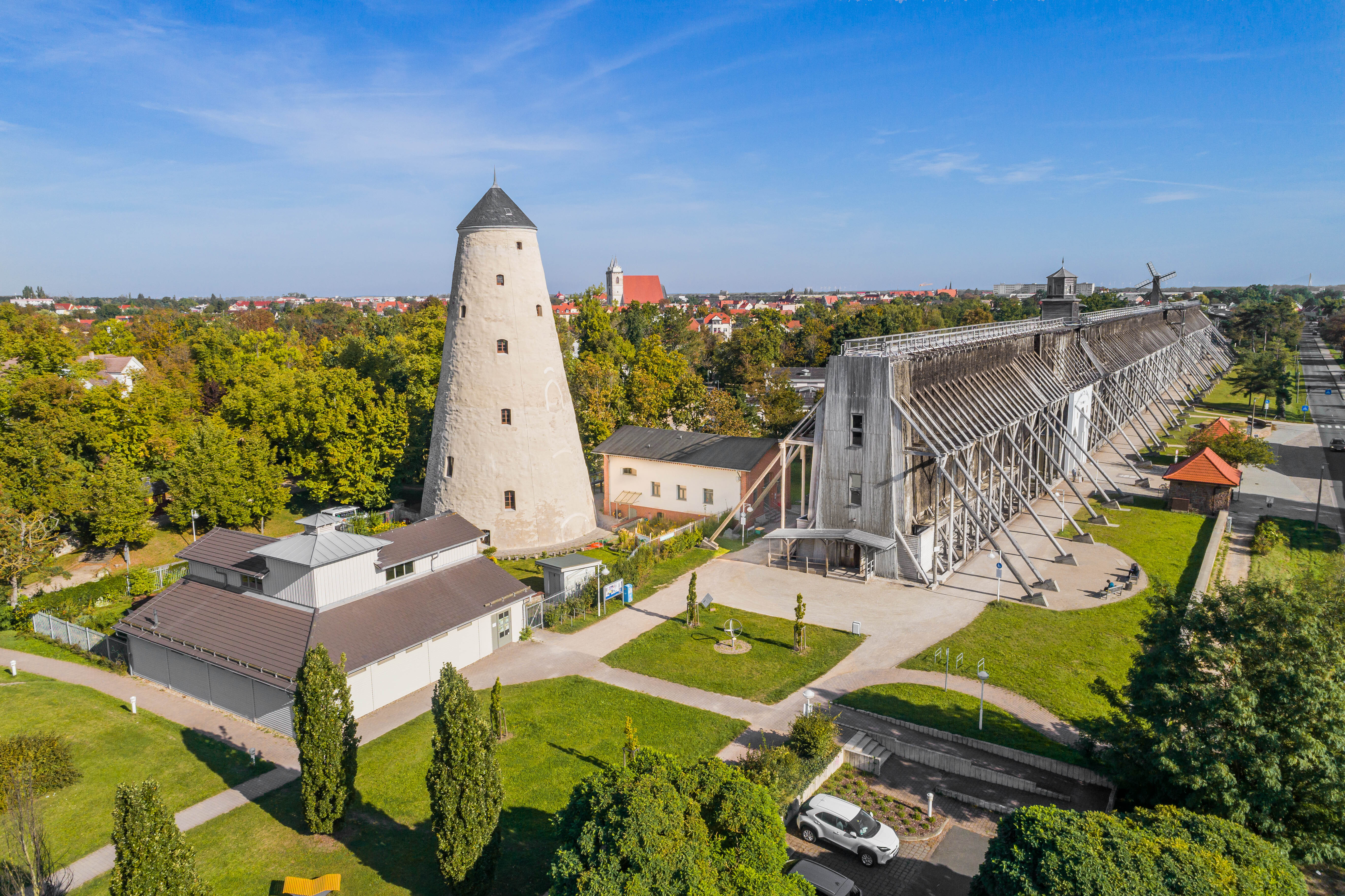 Blick auf den Kurpark mit dem Gradierwerk und Soleturm.
