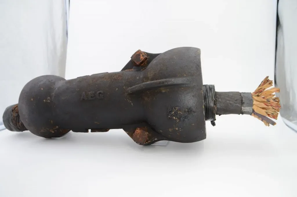 Die riesige Nachbildung eines Fernsehkabels aus Gusseisen und Klebestreifen.