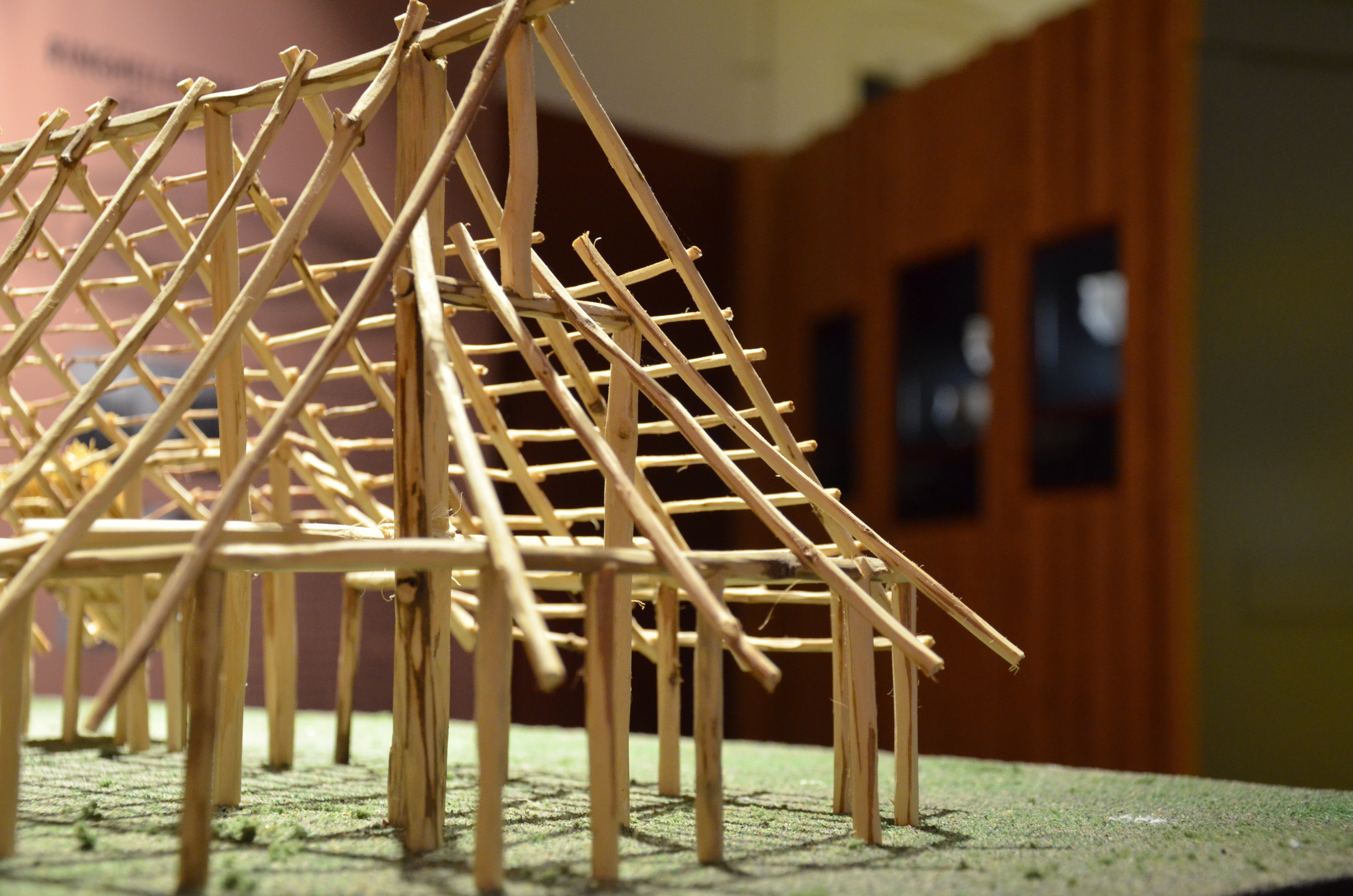 Das Ringheiligtum als Modell in kleinen Holzstäbchen auf einer grünen Matte nachgebaut.