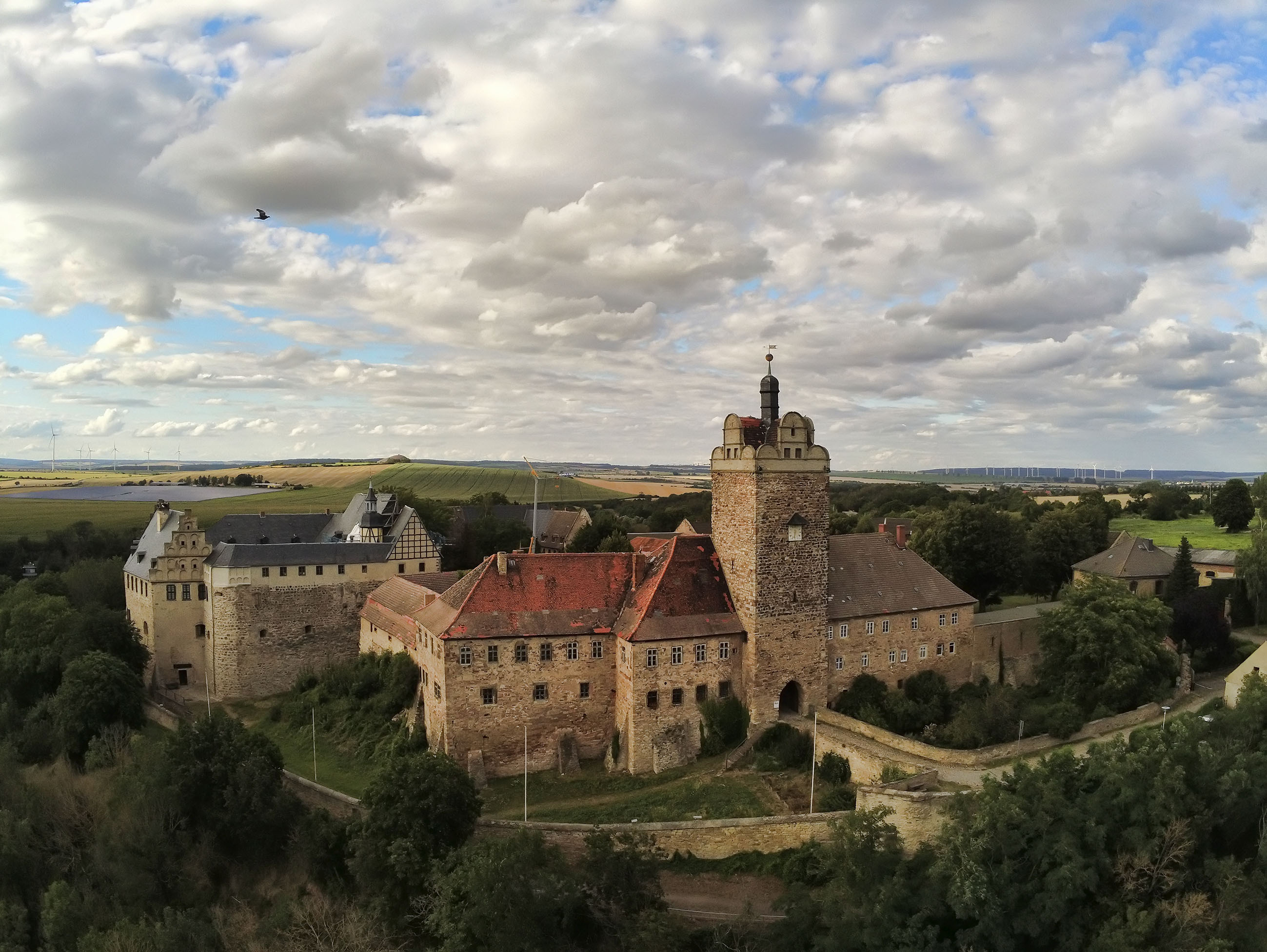 Die Schlossanlage Allstedt. Der spätromanische Wohnturmstumpf dient als Zugang zur Burg. Sie wird umgeben von Wehrmauern mit Schießscharten.