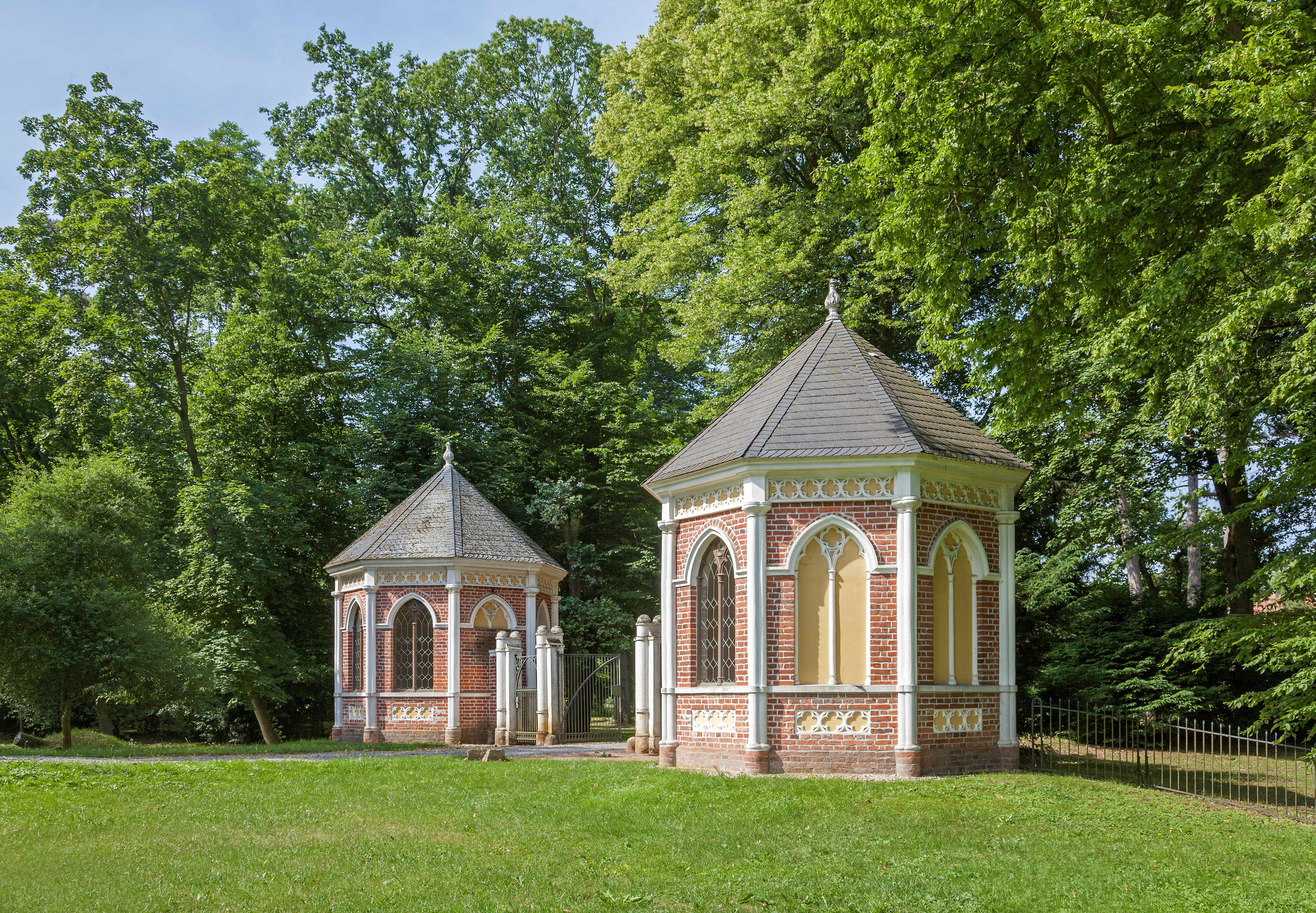 Die Neugotischen Torhäuser im Park des Schloss Luisiums.