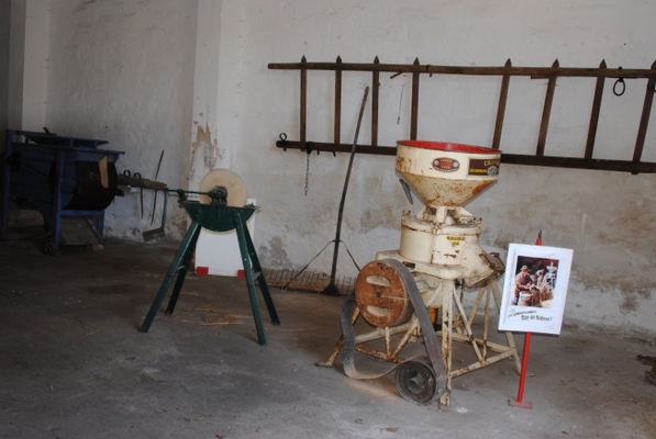 Stallgebäude aus dem 19. Jahrhundert mit Schleifmaschine und Schrotmühle