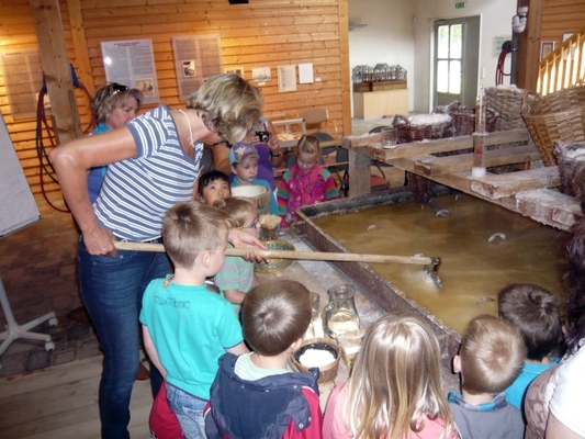 Kindergruppe an der Siedepfanne im Kunsthof Bad Salzelmen (Foto: SOLEPARK)