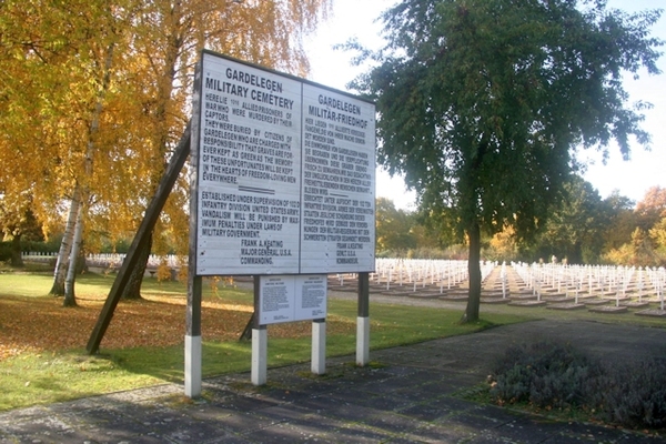 Alliierte Hinweistafel auf dem Ehrenfriedhof vom April 1945; © Gedenkstätte Gardelegen